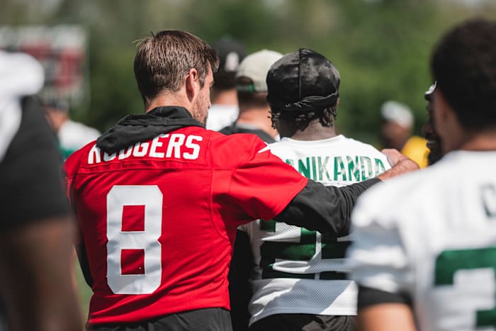 QB Aaron Rodgers with his arm around rookie RB Izzy Abanikanda
